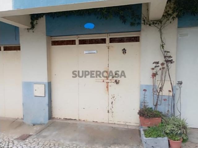 Garagem com cozinha e casa de banho