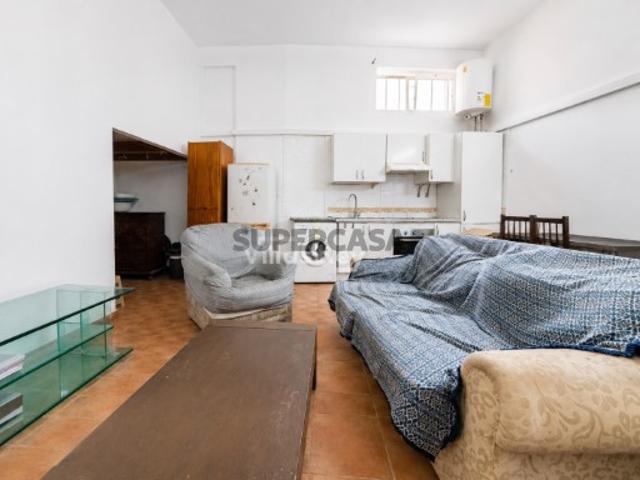 Garagem convertida em apartamento T2, localizada em Lagos, perto da Marina em Lagos