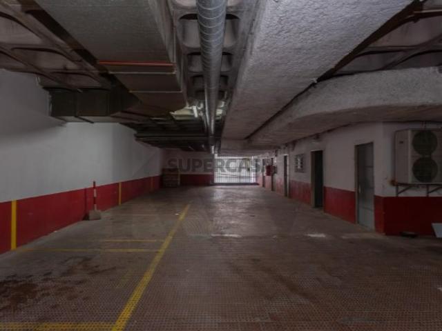 Garagem com 1500m2 em Estoril Cascais