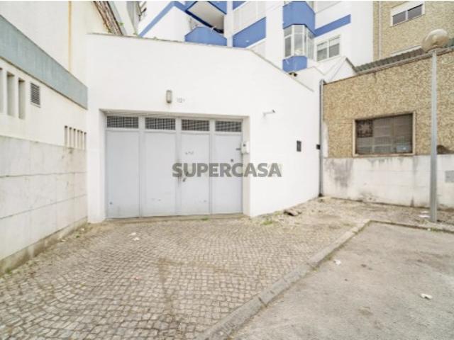 Garagem em Laranjeiro, Almada Oportunidade Única