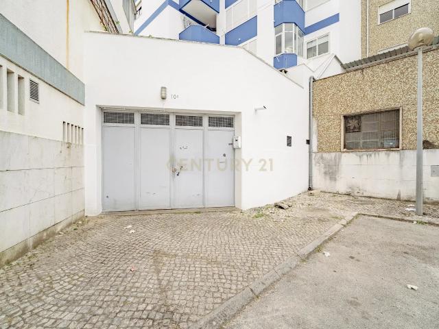 Garagem em Laranjeiro, Almada Oportunidade Única