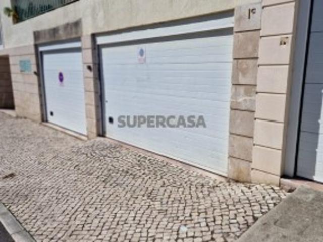 Garagem em Rio de Mouro com Excelente Localização e Acesso Rápido ao IC19