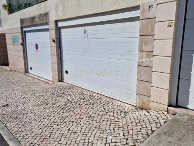 Garagem em Rio de Mouro com Excelente Localização e Acesso Rápido ao IC19