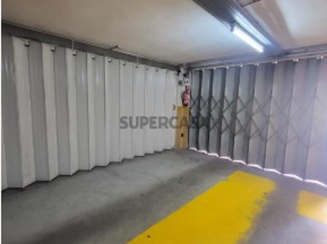 Garagem Espaçosa e Versátil em Gaia Ideal para Veículos ou Arrumação!