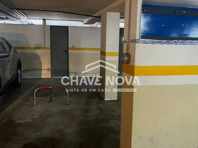 Lugar de garagem fechada com arrecadação