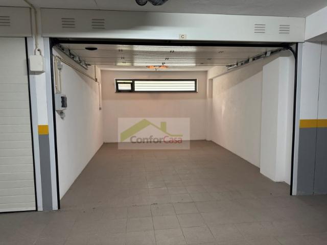 Garagem fechada com luz natural Gualtar