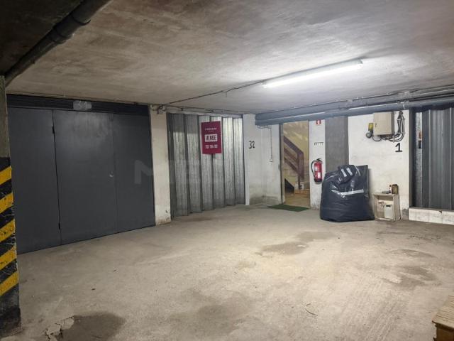Garagem fechada no centro da cidade