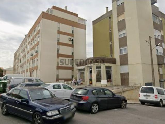 Armazém Gigante de 347 m² no Laranjeiro Espaço Raro e Cheio de Potencial!