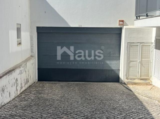 Garagem inserida em cave