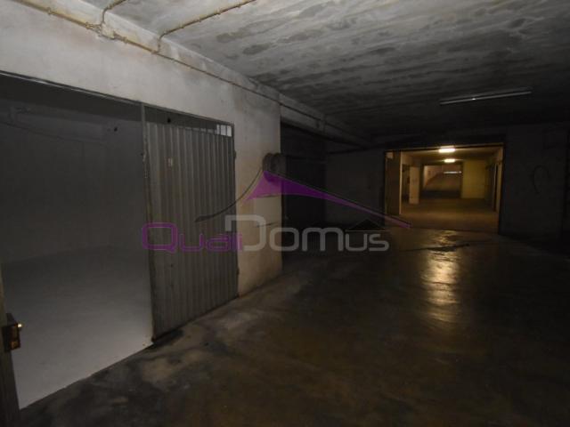 Garagem localizada a escassos metros da estação de comboios no Entroncamento