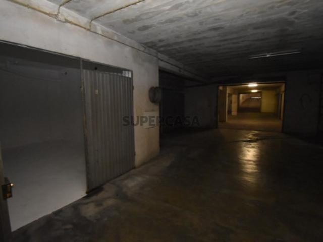 Garagem localizada a escassos metros da estação de comboios no Entroncamento