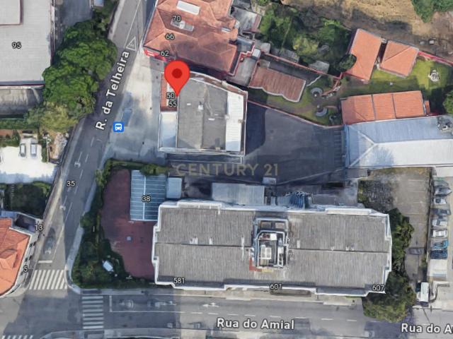 Garagem para 14 carros com arrumos e WC