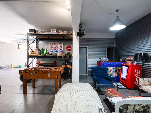 Armazém / Garagem renovada em Rio Tinto, próximo da Venda Nova, com 328m²