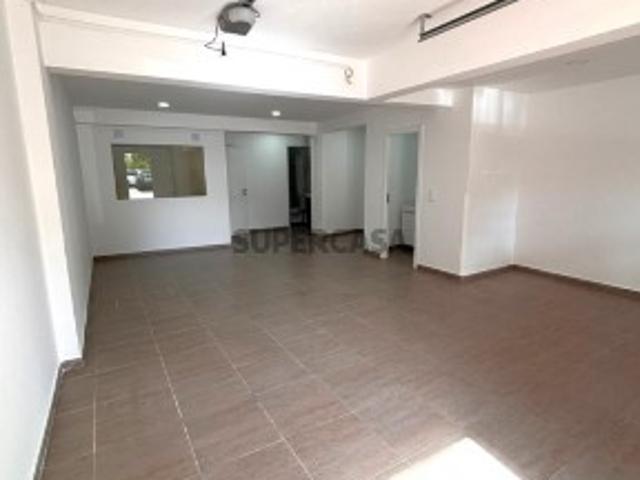 Garagem remodelada possível Apartamento T2 em Vale de Milhaços Corroios