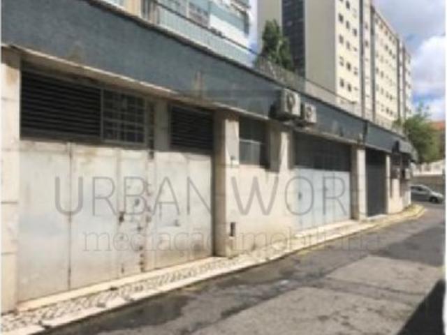 Garagem Transformada em Armazém, Benfica, Lisboa, 1.024m2