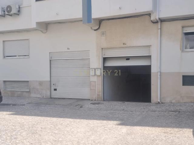Garagem fechada em box com 24,6 m² e arrumação no Feijó