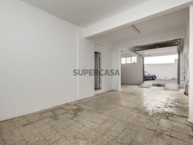 Garagem/Armazém com Rampa em Rio de Mouro Sintra