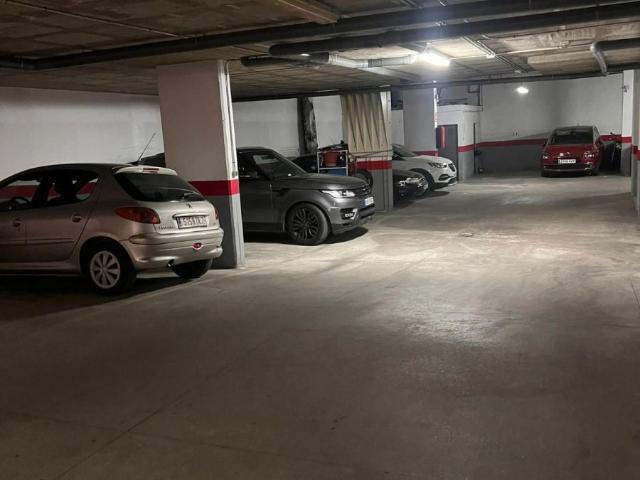 GARAJE CON CAPACIDAD PARA 5 COCHES Y ALMACÉN