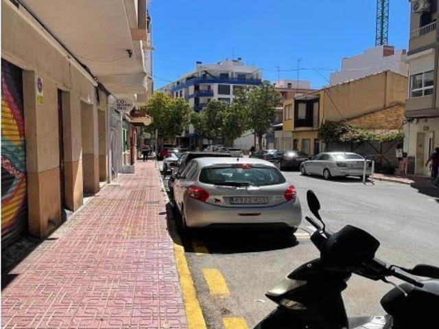 Garaje cerrado con rampa en la zona de la playa del cura