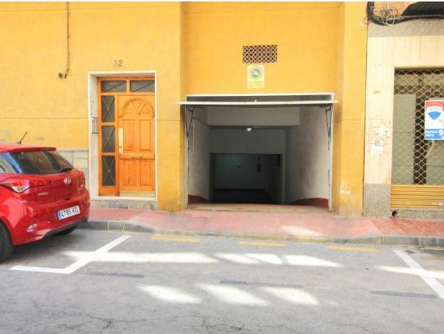 Garaje cerrado de gran tamaño en Calle San Julián 32 ¡Ideal como trastero y cochera!