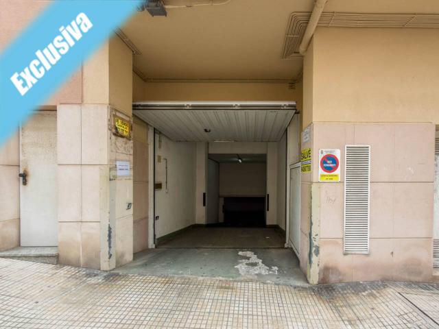 Garaje cerrado en la calle Emperador 5, Laredo