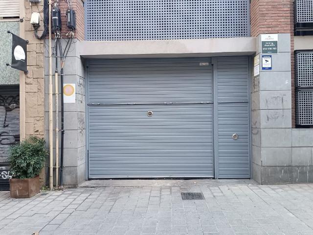 Garaje en alquiler en calle D'anglesola, Barcelona, de 11 m² por 100