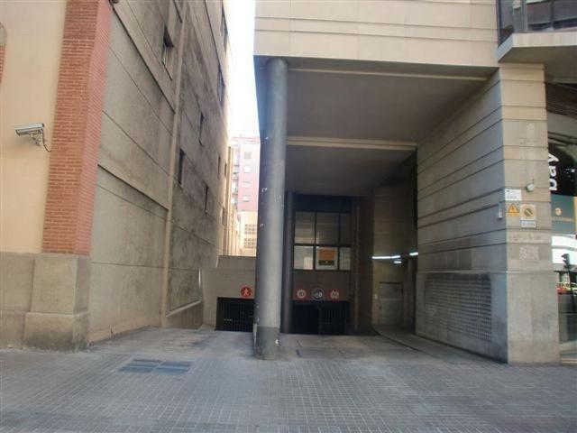 Garaje en alquiler en calle De Calàbria, Barcelona, de 6 m² por 77