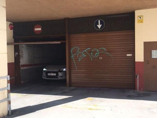 Garaje en alquiler en calle De Casanova, Hospitalet de Llobregat, L´, de 9 m² por 65