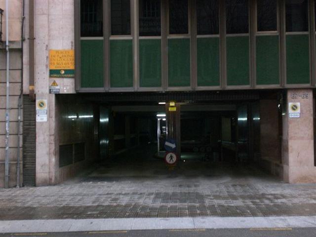 Garaje en alquiler en calle De Bailèn, Barcelona, de 9 m² por 100