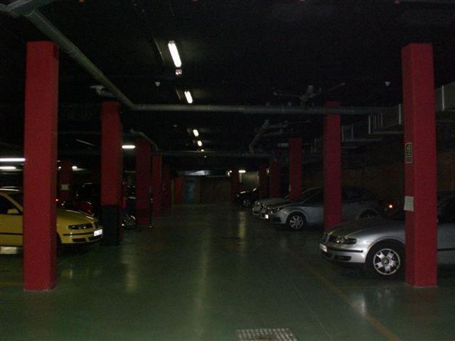 Garaje en alquiler en calle De Guatemala, Barcelona, de 9 m² por 105