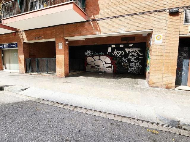 Garaje en alquiler en calle De Josep Sangenís, Barcelona, de 10 m² por 100