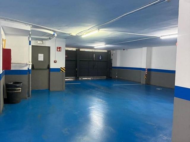 Garaje en alquiler en calle De la Marina, Barcelona, de 10 m² por 100