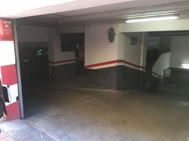 Garaje en alquiler en calle De Les Glicines, Esplugues de Llobregat, de 10 m² por 70