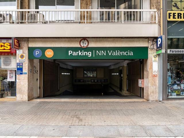 Garaje en alquiler en calle De València, Barcelona, de 2 m² por 33