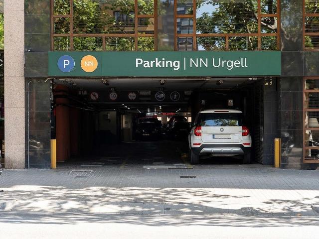 Garaje en alquiler en calle Del Comte D'urgell, Barcelona, de 9 m² por 142