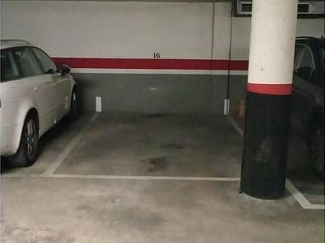 Garaje en alquiler en calle Maluquer Salvador, Girona, de 12 m² por 103