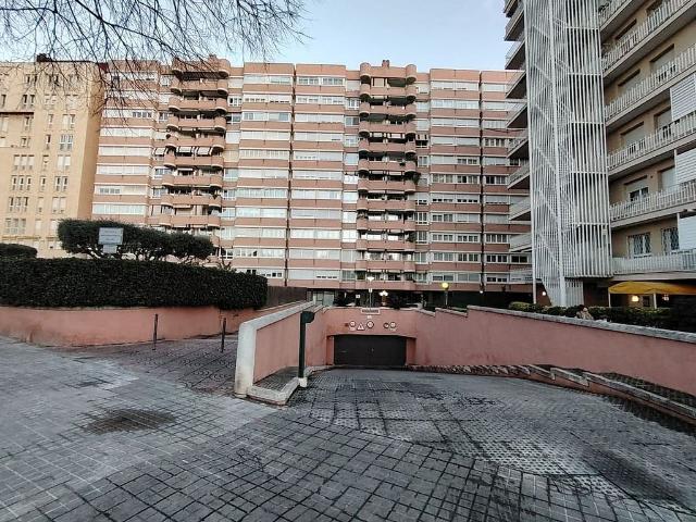 Garaje en alquiler en avenida De Xile, Barcelona, de 12 m² por 100