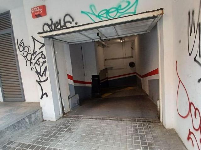 Garaje en alquiler en avenida De la Mare de Déu de Montserrat, Barcelona, de 9 m² por 70