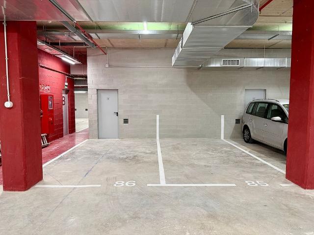 Garaje en alquiler en avenida De Lloreda, Badalona, de 14 m² por 180