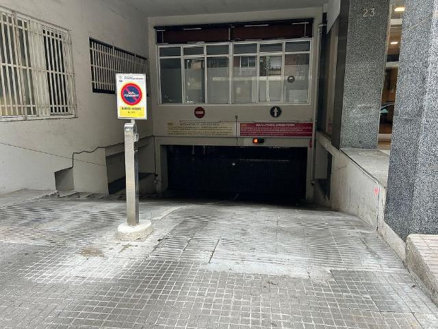 Garaje en alquiler en avenida Lluís Companys i Jover, Sant Cugat del Vallès, por 80