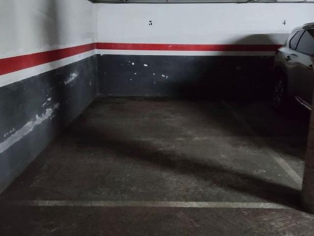 Garaje en alquiler en pasaje Josep Gelabert, Cornellà de Llobregat, por 100
