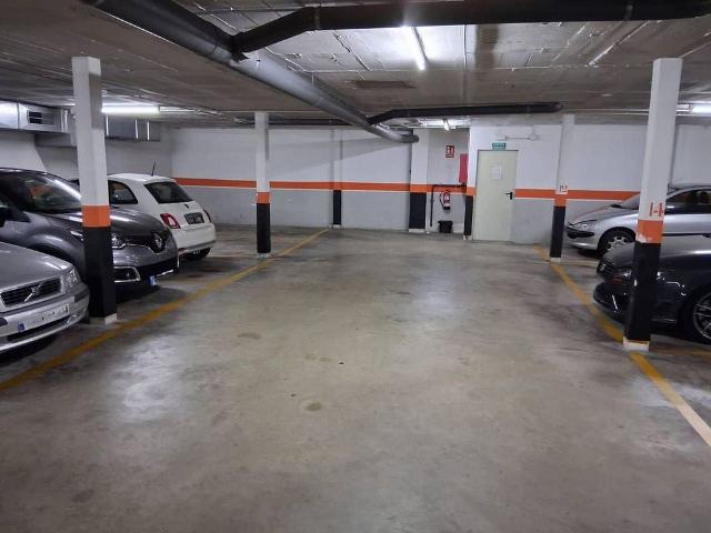 Garaje en venta en calle antoni Torrella, Terrassa, de 12 m² por 16.500