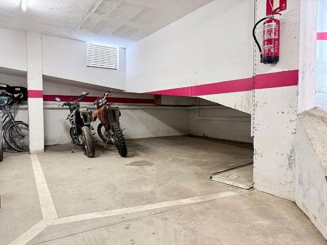 Garaje en venta en calle Bassegoda, Figueres, de 24 m² por 4.500