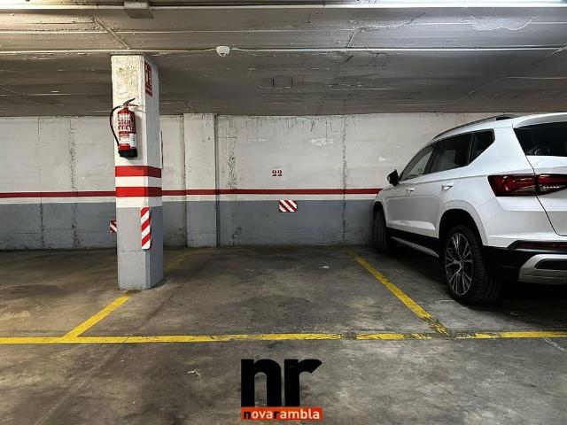 Garaje en venta en calle D'anselm Clavé, Ripollet, de 11 m² por 11.500