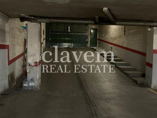 Garaje en venta en calle De Cabanes, Barcelona, de 11 m² por 25.000