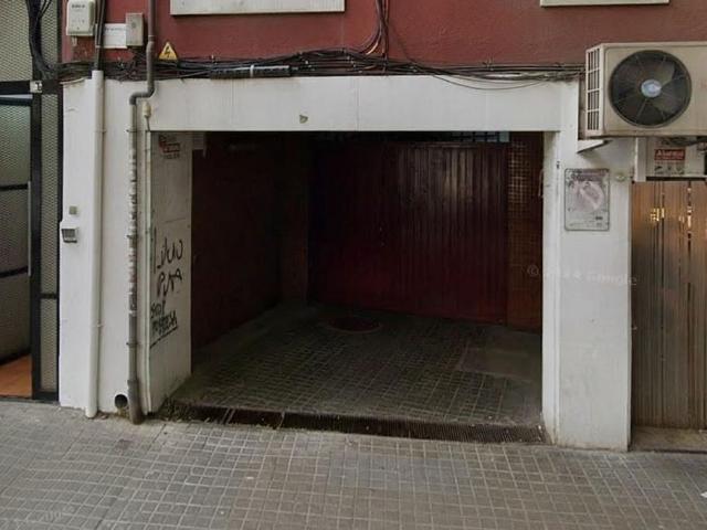 Garaje en venta en calle De Guifré, Badalona, de 15 m² por 23.000