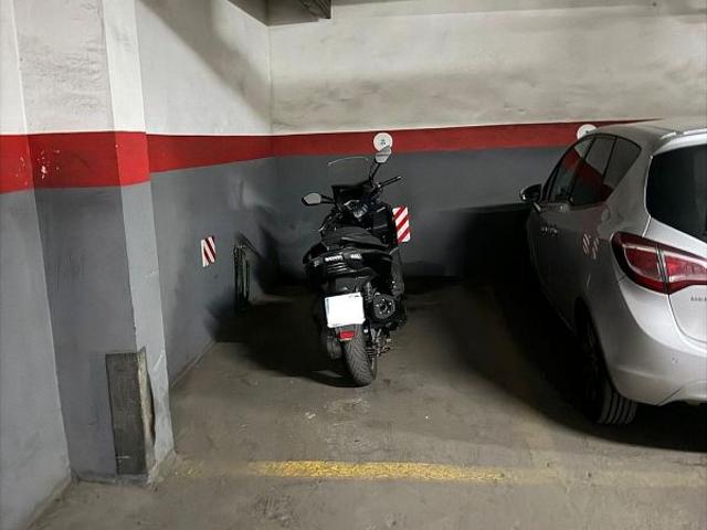 Garaje en venta en calle De Guifré, Badalona, de 11 m² por 23.000