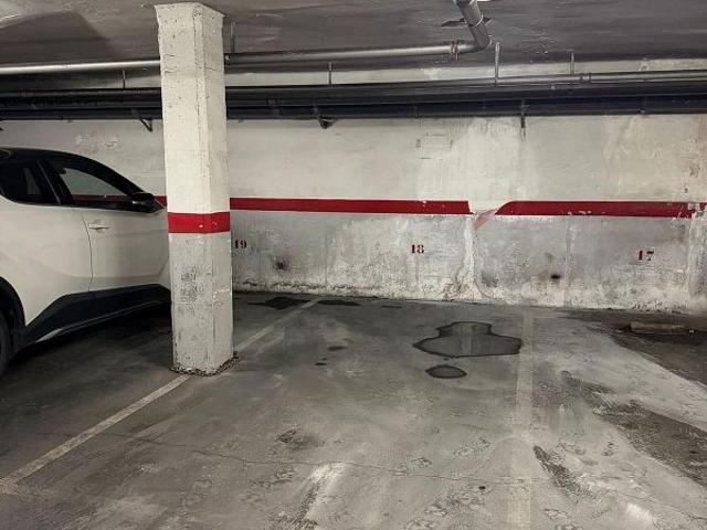 Garaje en venta en calle De Francesc Macià, Badalona, de 10 m² por 20.000