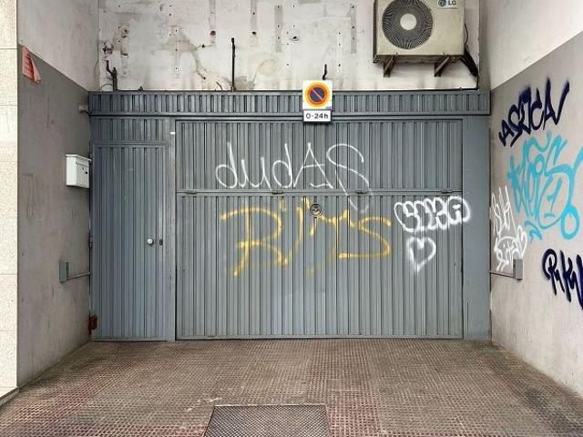 Garaje en venta en calle De Joaquim Rubió i Ors, Cornellà de Llobregat, por 18.000