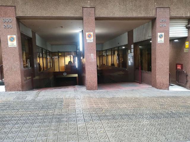 Garaje en venta en calle De Los Castillejos, Barcelona, de 8 m² por 34.000